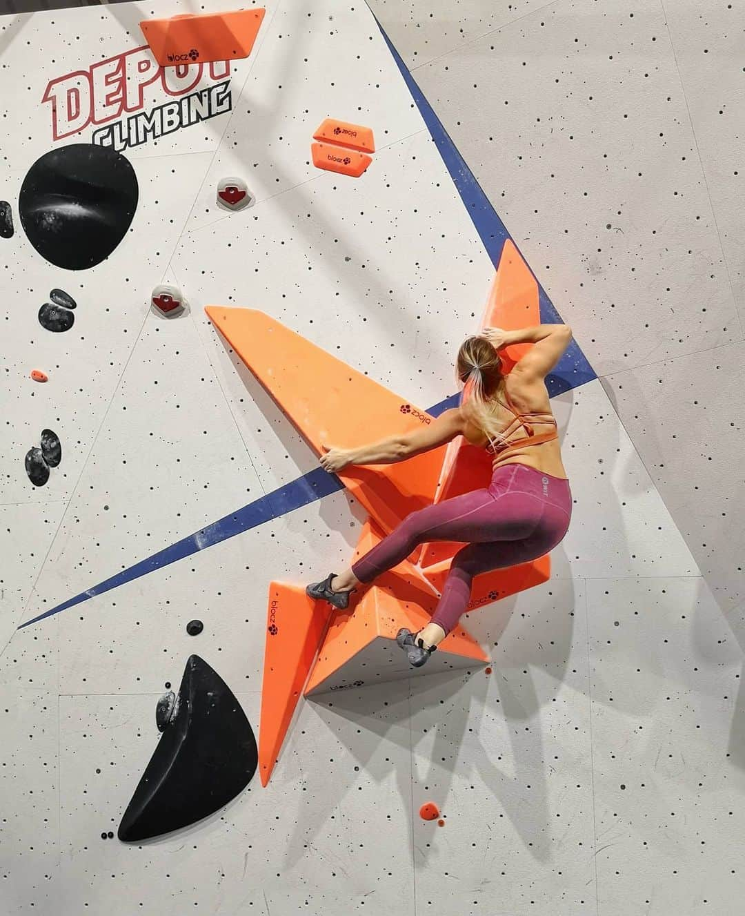 リア・クレインさんのインスタグラム写真 - (リア・クレインInstagram)「Throwing shapes again. Lots of falling off but lots of fun trying too. Climbing isn't always fun for me but recently it has been, so I'm riding the wave 🌊 🙌🏻 💗 Hopefully I'll get to ride some actual waves soon too 🏄🏼‍♂️ Just waiting for these seas to pick up a bit! . . @wit.fitness」9月14日 2時33分 - leahcraneclimbing