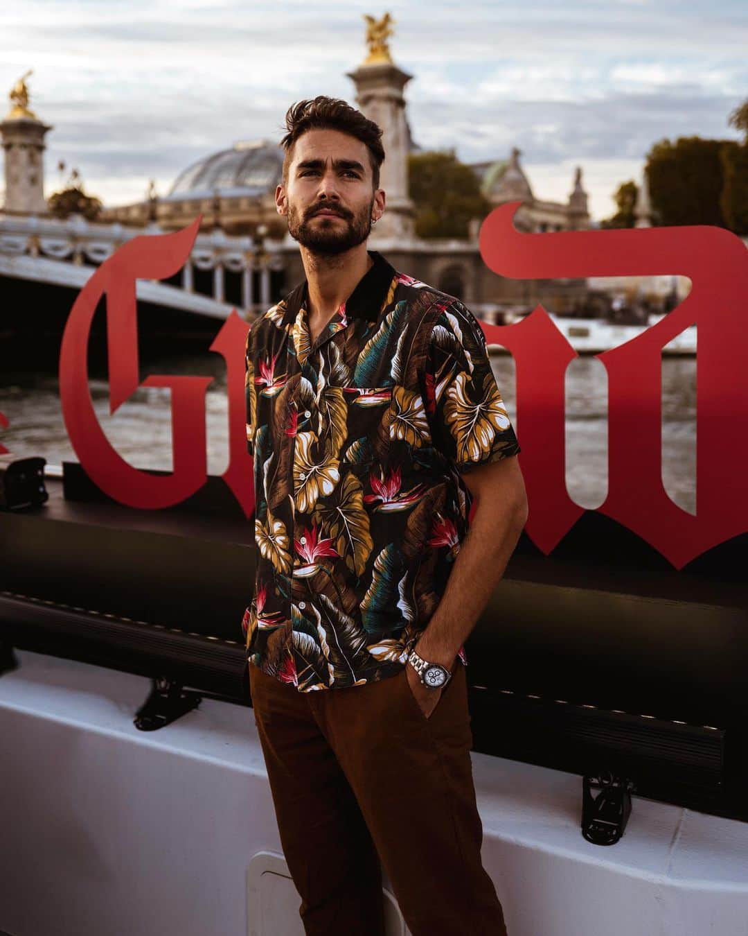 NICOLAS SIMOESのインスタグラム：「Une croisière avec @grandmarnierofficiel  et un coucher de soleil incroyable en direct sur la Seine. Tous les mercredis soirs jusqu’au 30 septembre #toujoursgrand #ad 🔥 * * * * l’abus d’alcool est dangereux pour la santé »」