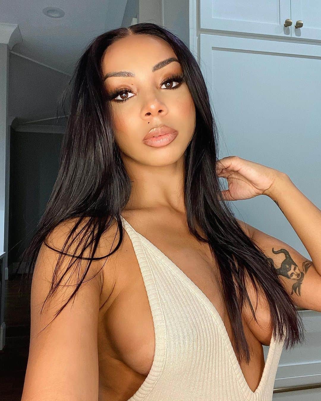 Brittany Rennerのインスタグラム：「You’re not like that. Believe me, we can tell! Lashes: @luvlashesco in “Luna”」