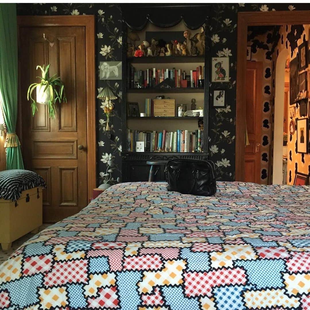 エイミー・セダリスさんのインスタグラム写真 - (エイミー・セダリスInstagram)「#bedroomdecor #decor #commedesgarcons」9月14日 2時45分 - amysedaris