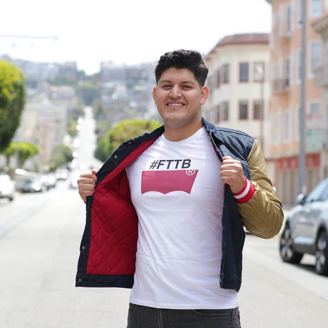 のインスタグラム：「Faithful to the Bay since 1946. Customize your hoodies or tees and be ready to get Levi’s® Loud from your couch. Link in bio to get your gear.」