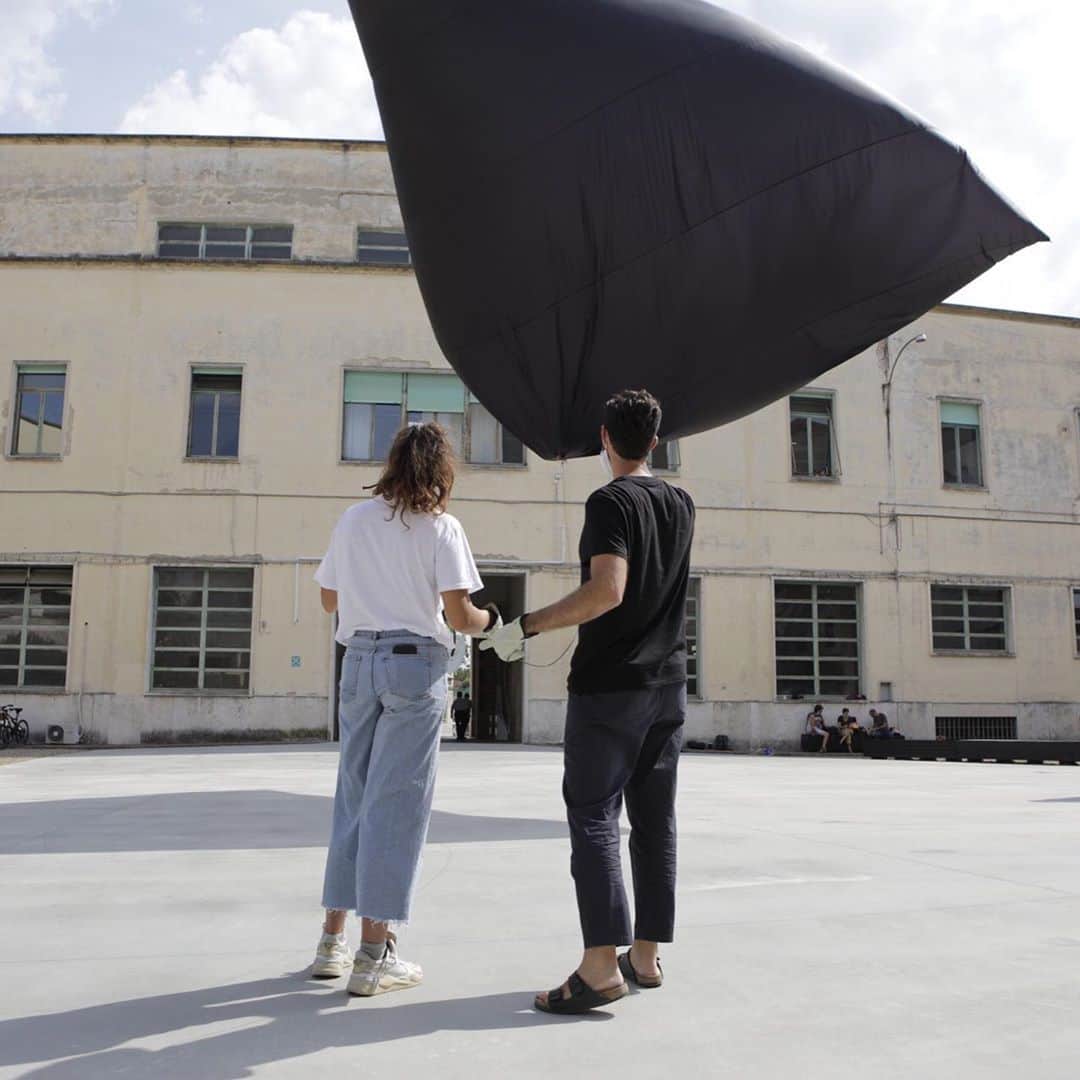 のインスタグラム：「Si concludono gli ARIA Days, le tre giornate alla Manifattura Tabacchi dedicate alle sculture aerosolari di Tomás Saraceno. Le fotografie scattate da Giancarlo Barzagli immortalano i volontari che hanno aiutato 200 persone a diventare “piloti” e hanno contributo a far conoscere il mondo di Aerocene a oltre 1.000 persone!  Crediti: "Aerocene launches", 2020, Manifattura Tabacchi, Firenze, as part of exhibition Tomas Saraceno. Aria, Palazzo Strozzi, Firenze. Photo by Giancarlo Barzagli. Licensed under CC BY-SA 4.0  #TomasSaraceno @studiotomassaraceno #StudioTomasSaraceno #PalazzoStrozzi @manifatturatabacchifi #manifatturatabacchi #manifatturatabacchifirenze @giancarlobarzagli #Aria @aerocene #Aerocene #AeroCommunity #FreeFromFossilFuels #Firenze #Florence #Tuscany #Toscana #Mostra #Exhibition #ArtGram #ContemporaryArt」