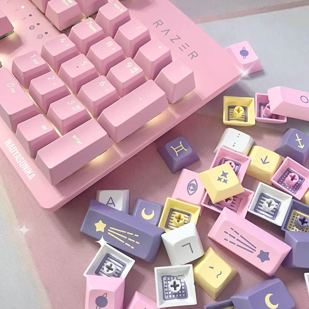 Nadya Antonさんのインスタグラム写真 - (Nadya AntonInstagram)「💫 nuevas teclas astrológicas para mi teclado Quartz @razer ✨ #pinkaesthetic #razer #pinklife #gamergirl  #gameroom」9月14日 3時02分 - nadyasonika