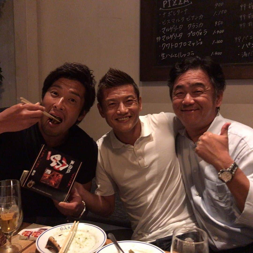 播戸竜二さんのインスタグラム写真 - (播戸竜二Instagram)「『引退1周年記念⑤』 ・ 宴は続きます。 ・ 場所を移動して打ち上げ！ ・ お疲れ様の一杯とたこ焼きを食べました！🍺🐙 ・ 高校から切磋琢磨してきた加地も駆け付けてくれた。FC琉球に移籍してからも、ずっといろいろな話を聞いてくれていた。休憩って言ってる時も、早く引退して次に進め！って言ってくれてた。いつもありがとう。これからもよろしく！俺の方が長くキャリアを歩んだな！（笑） ・ ヤットも祝ってくれた！ピカチュウも一緒に！（笑） ・ ヤットはまだまだやれよ！まだまだ貪欲に！もっと！もっと！ヤット！ ・ テンシャル中西裕太郎もありがとう！これからもCSOとしてガンバります！ ・ 素晴らしい映像を残してくれた、DAZNチーム、ガンバTVチームもありがとうございました！ ・ そして、 お母さん。 これからも見守っててね。 お母さんが産んでくれて、育ててくれて、いっぱい愛情をくれたから、21年間もサッカーできました！話せないのは寂しいけど、少しずつ自分の道を歩んでいきます。これからも稲穂でいきます！最大限のありがとう！大好き！ ・ ・ 5部構成お疲れ様でした！ サッと振り返ったけど、やっぱり幸せな1日やったね！ ・ 1年経って、今はJリーグ、JFAと、あの日に言っていたサッカー界を発展の為に働けている。Jリーグは特任理事、JFAはSDGs推進チーム。 ・ もっともっと勉強して、日本サッカーの為に働きたい！ ・ SHCも受講する！（あっ、言っちゃった。川淵さん風。） ・ 人生勉強！ そして仕事！ 全てはサッカーの為に！ ・ 結婚はいつになるやら…。（笑） ・ これからもバンバンいきまっせ！ ・ ・ #播戸竜二 #引退の1日 #5部構成 #改めて思うのは #やっぱり感謝 #本当にいろいろな人に支えられてる #恩返しをしないとね #Grazie」9月14日 3時04分 - ryuji_bando