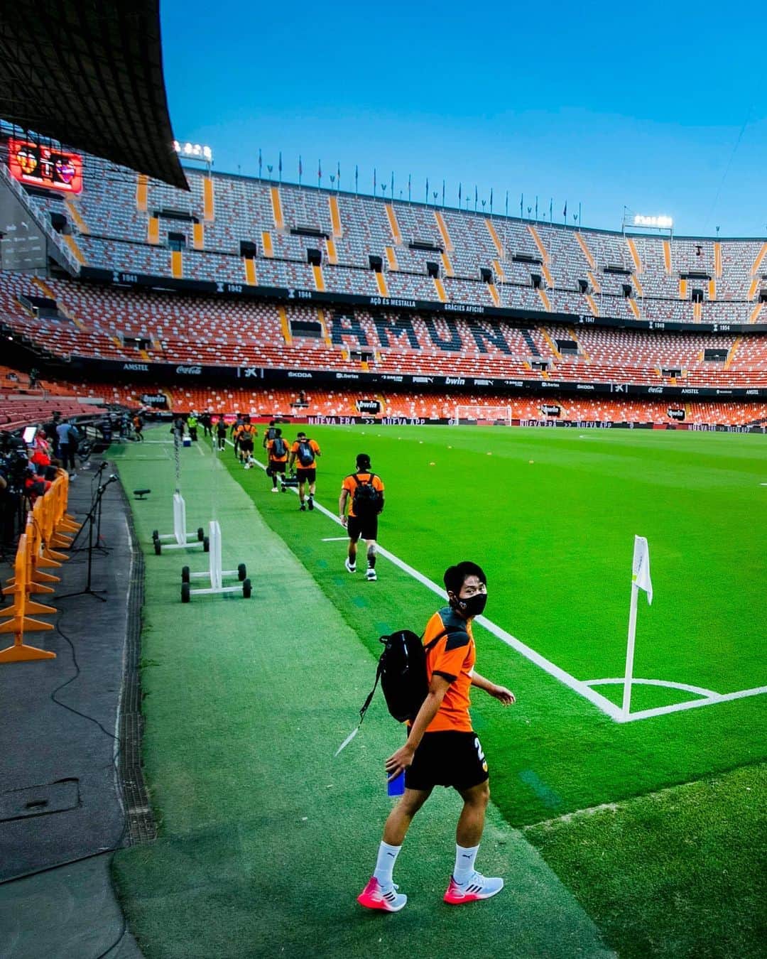 バレンシアCFさんのインスタグラム写真 - (バレンシアCFInstagram)「⏳ Tic-tac, tic-tac...🦇🐸  ✅ En #Mestalla está todo preparado para arrancar la temporada 2020-2021 de @LaLiga 🏳️🏴  #LevantemosValencia #ValenciaLevante #AmuntValencia #ValenciaCF」9月14日 3時09分 - valenciacf