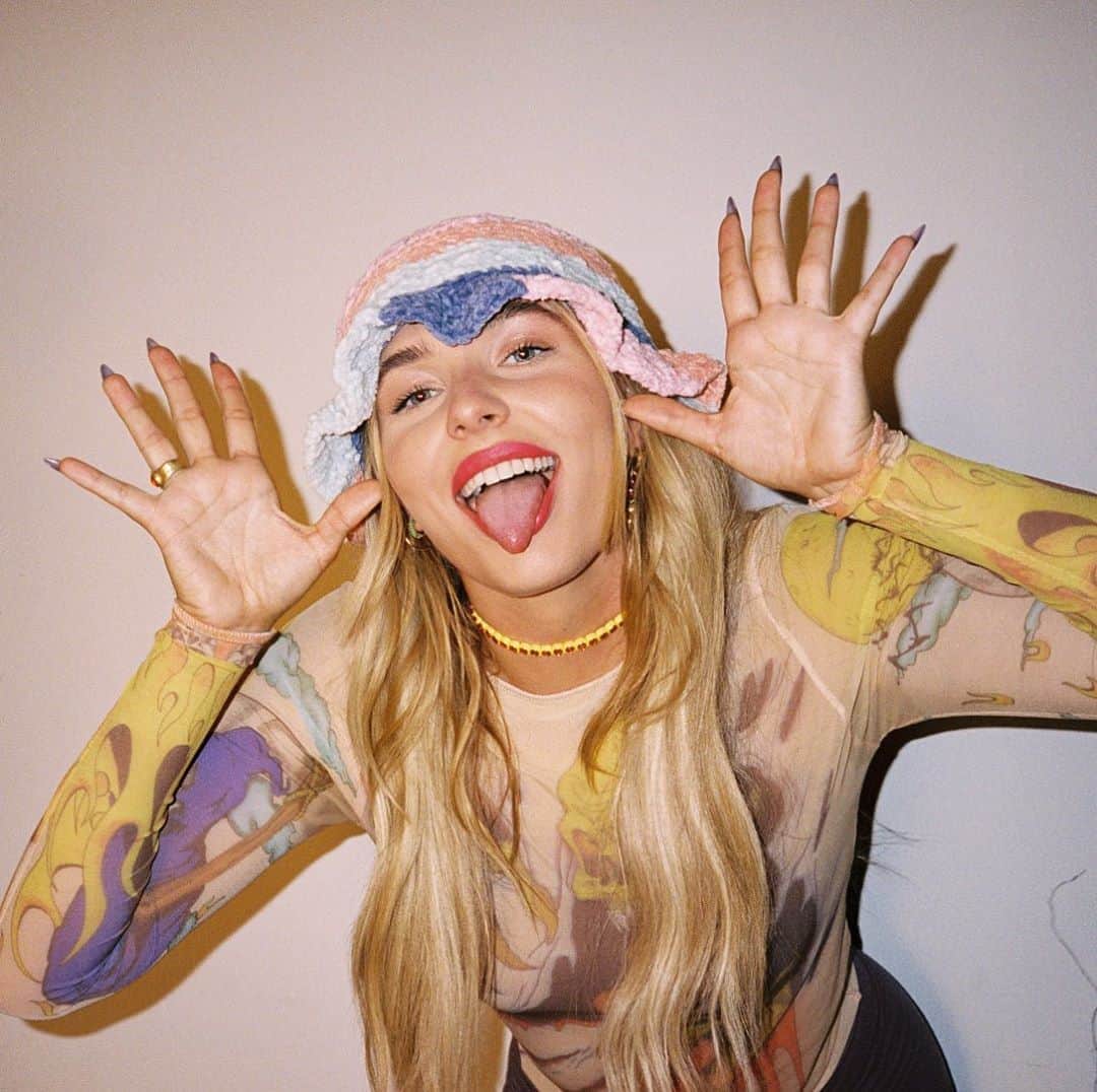 マティー・ノイズのインスタグラム：「just a reminder : you are only human. i still have to set a daily reminder to remember to floss . 🤷🏼‍♀️🙃✨」