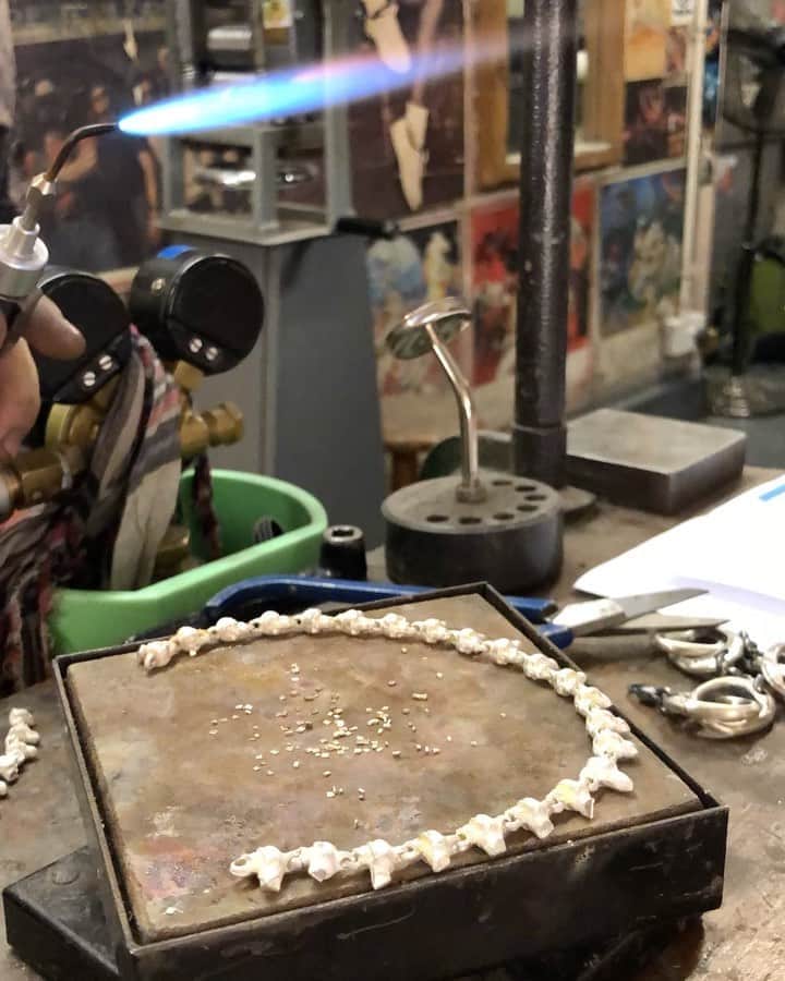 のインスタグラム：「Firing a small section of a massive custom necklace 🔥 #soldering #necklace #build #gothic #skulls #chain #heavymetal #silver #rocknroll」