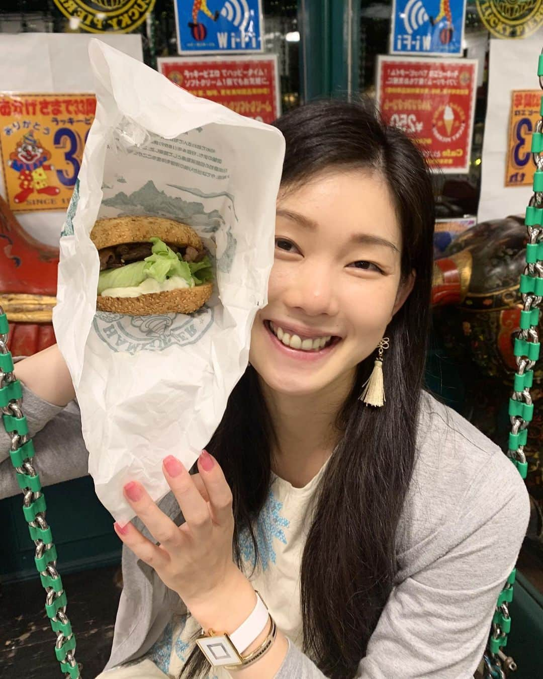 田中セシルさんのインスタグラム写真 - (田中セシルInstagram)「* 念願のラッキーピエロ🤡 ご当地バーガー選手権で全国1位にもなった函館名物ですが、本当に函館にしかないので、函館初上陸とともに行ってきました！ まずね、これお席がブランコになってるの！！ ブランコに乗りながらハンバーガー食べるなんてなんて楽しいの😆🍔 チャイニーズチキンバーガーに、ジンギスカンバーガー、オニオンリング、ごま団子、ソフトクリームになんと！！ チャイニーズチキンの入ったのり弁まで注文しました（笑） ごま団子は流石にお持ち帰りして、そのまま忘れ去ってしまったことをとても後悔してるので、また行かなくちゃ。 どれもこれも本当に美味しくて楽しい空間でした✨  #函館 #hakodate #ラッキーピエロ #luckypierrot  #ご当地バーガー #ハンバーガー #🍔 #チャイニーズチキンバーガー #chinesechickenburger」9月14日 3時30分 - ceciltanaka