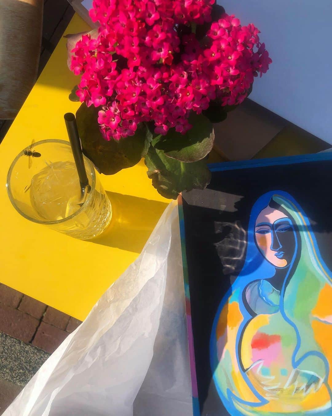 のインスタグラム：「Oeps. De helft van de prints was nog niet gesigneerd en is al verstuurd. Maar dat komt goed, ik heb nog handen en ik kan aanstaande zondag en maandag naar Concerto komen met m’n speciale potlood.  Daarbij ga ik morgen @because_we_carry een beetje blijer maken. ✨❤️」