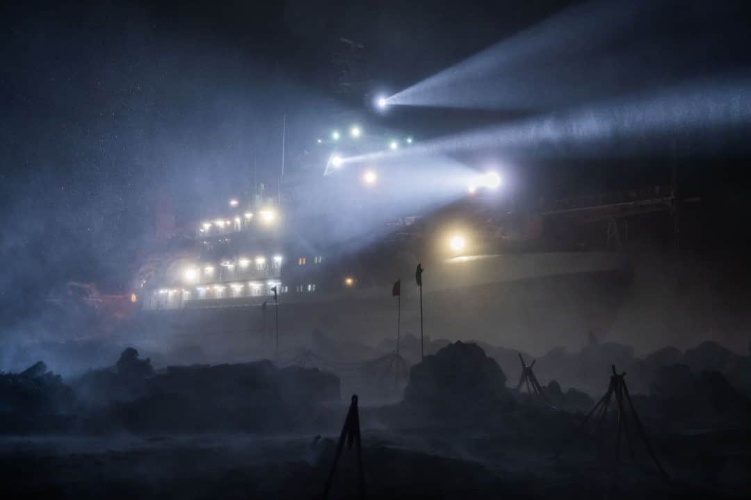 のインスタグラム：「Photo by @estherhorvath  Storm over the central Arctic Ocean during the MOSAiC science expedition. It was hard to imagine that under my feet lay a 4,200-meter-deep ocean with about a meter (yard) of ice supporting me. All this while drifting through the ocean aboard the Polarstern, frozen into the sea ice. During our first storm, we reached our record speed, drifting 20 kilometers (about 12 miles) in one day. During the year-long expedition, the Polarstern was frozen into Arctic sea ice, drifting with the Transpolar Drift as scientists conducted research on board and on the sea ice. I've documented 3.5 months of the expedition, spending as much time as possible on the sea ice to  photograph the mesmerizing darkness of the polar night.  Please follow @estherhorvath for more science stories.」