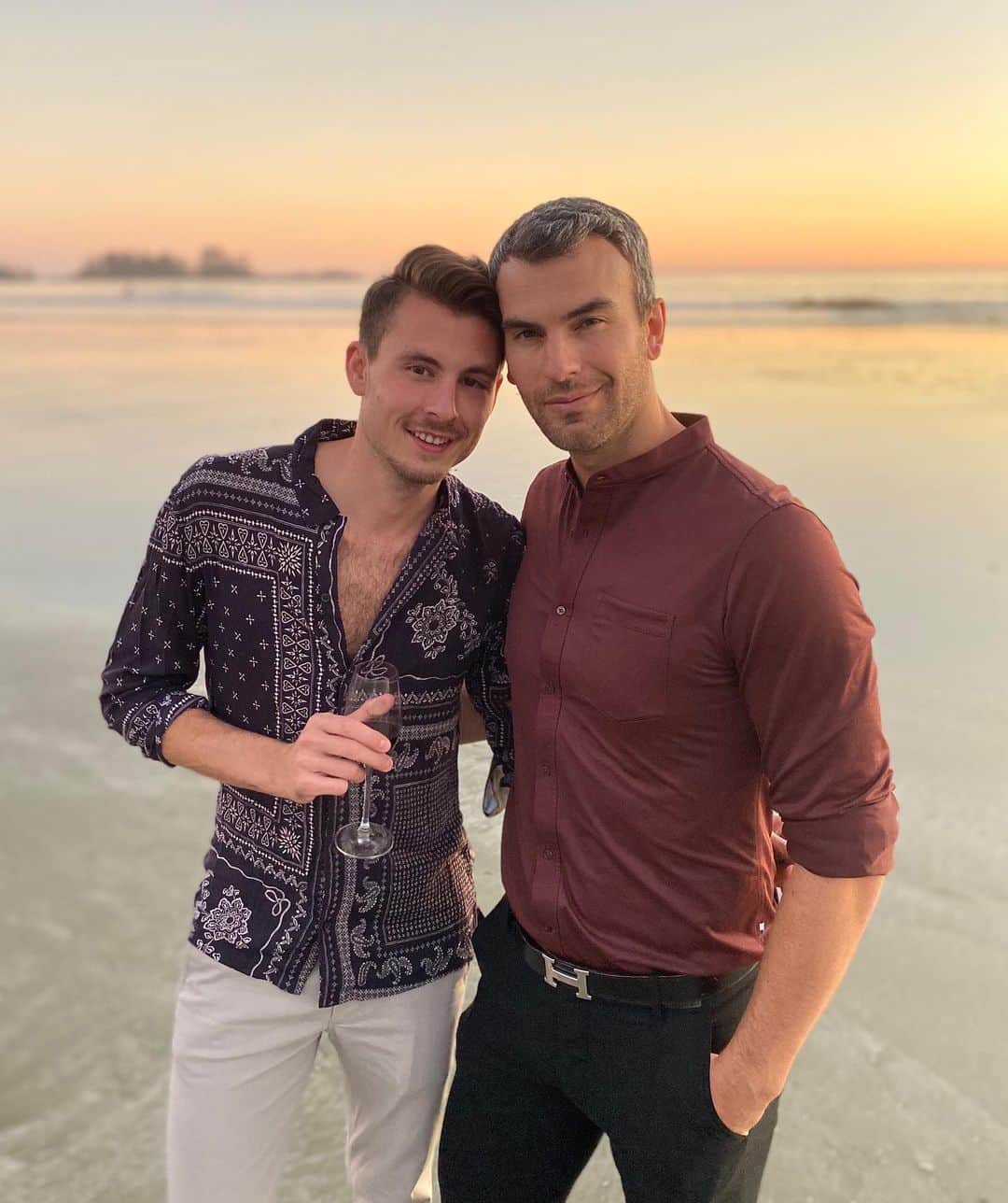 エリック・ラドフォードのインスタグラム：「Unforgettable. ❤️  #husbands #sunset #loveislove #tofino #memories #goodtimes #vacation」