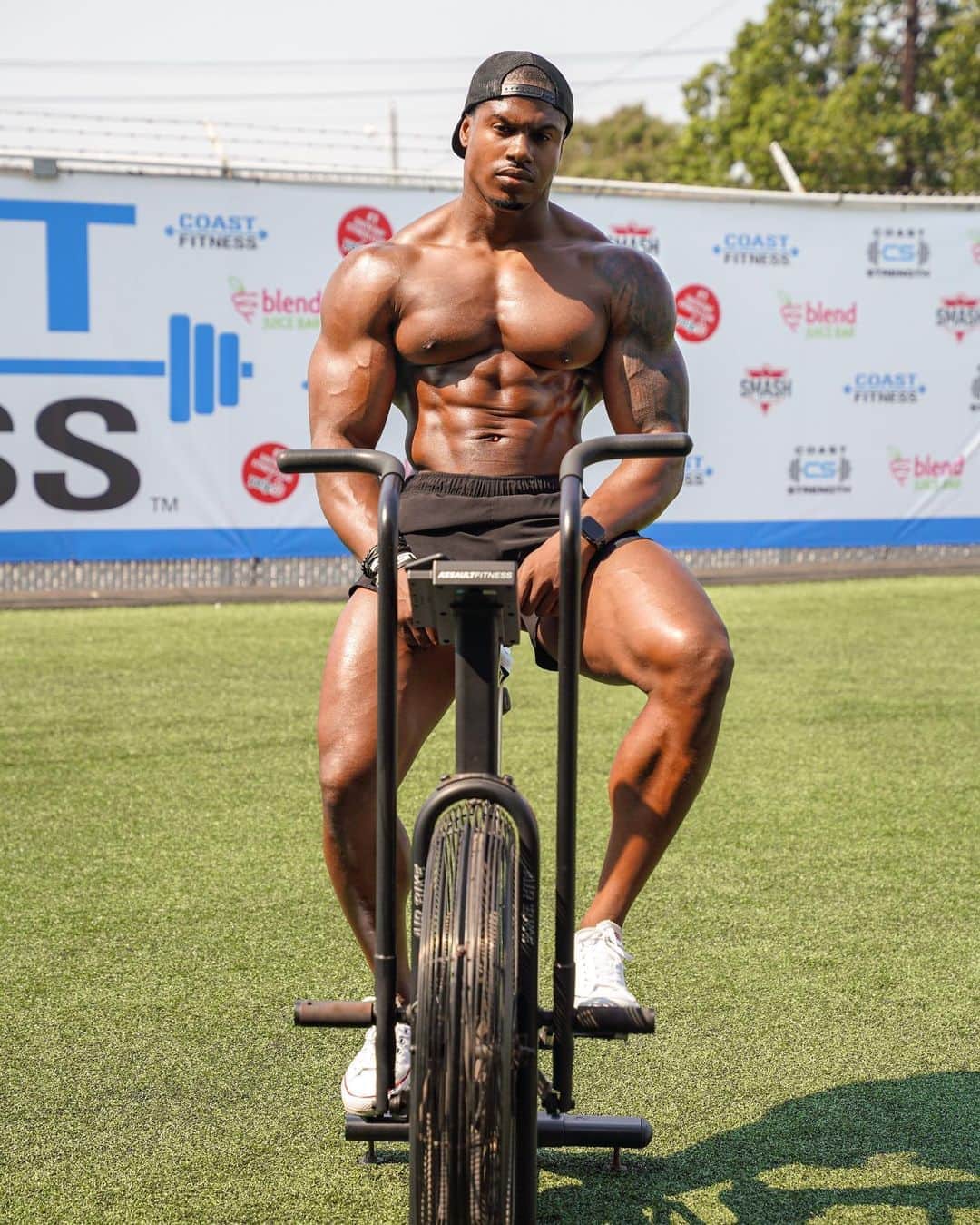 Simeon Pandaさんのインスタグラム写真 - (Simeon PandaInstagram)「Hamstrings, calves & cardio today 🙌🏾 what you got?  🔥 Download my full training routines at SIMEONPANDA.COM⁣⁣⁣⁣ ⁣⁣ 💊 For my full supplements stack, head to @innosupps or INNOSUPPS.COM⁣⁣ ⁣⁣ #simeonpanda」9月14日 3時39分 - simeonpanda