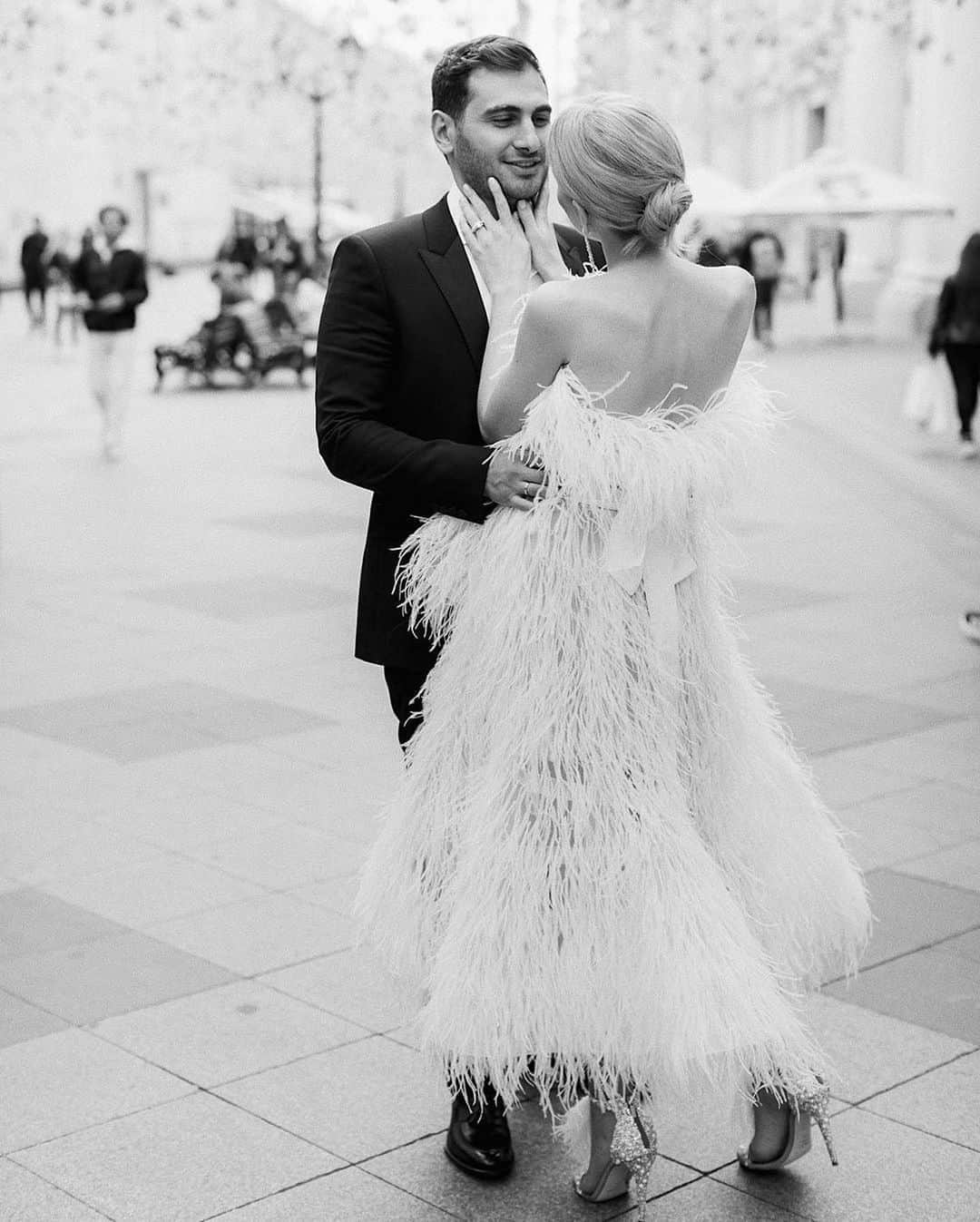 オスカーデラレンタさんのインスタグラム写真 - (オスカーデラレンタInstagram)「First dance. @anya_bo took the #odlrfall2019 feather gown for a spin at her Moscow wedding. Photographed by @andrewbayda_wed.」9月14日 3時40分 - oscardelarenta