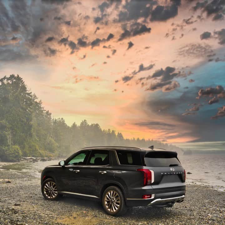 ハンナ・シモンのインスタグラム：「Road trips are my love language. Ask anyone who knows me. If the choice is a two hour easy breezy flight or a five day 40 hour drive, I’m loading up the car. Road trips force you into the unknown and unplanned... with everything so overwhelming at the moment I needed to remind myself how beautiful this planet is. I needed to just wander... when I was choosing the car to take me on this adventure I wanted to find the best vehicle that could handle the open road, had incredible safety technology and was from a company that gave back. (@hyundaiusa does the most incredible work in the pediatric cancer field through their organization @hyundaihopeonwheels.) So grateful for this wide open adventure. Gonna keep driving. Byeeeee 🙋🏽‍♀️🌳💕 #palisadeadventure」