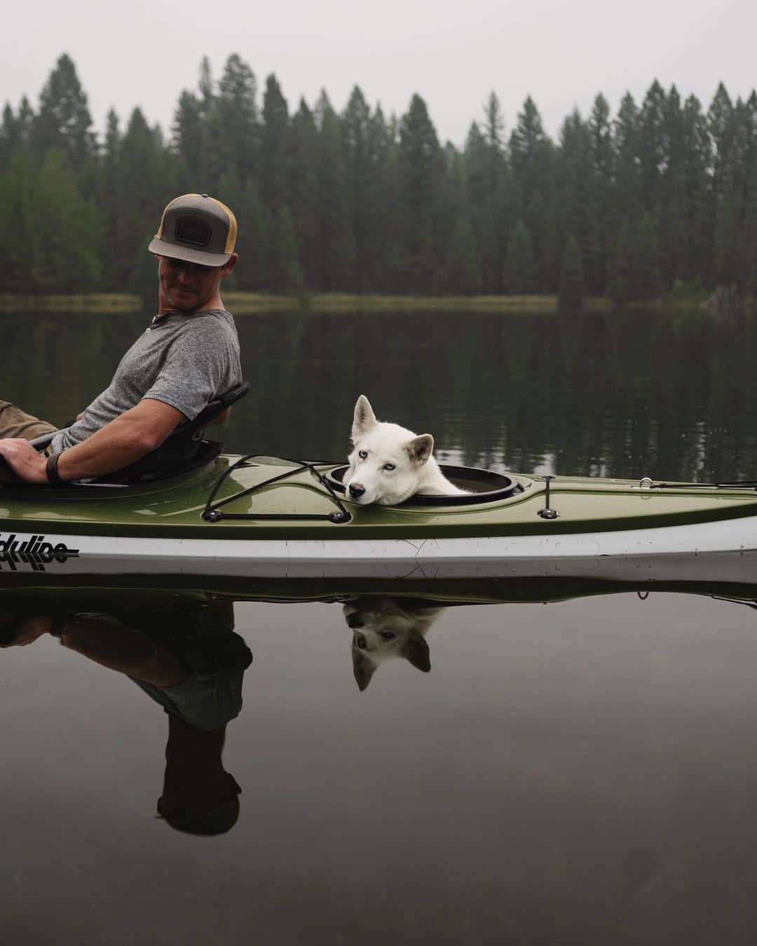 マディのインスタグラム：「Evening paddle with my pal Eli & Es the dog w/ pointy ears. ⁣ ⁣ All the smoke for the Oregon wildfire rolled in on us yesterday, Hope y’all are staying safe ✨」