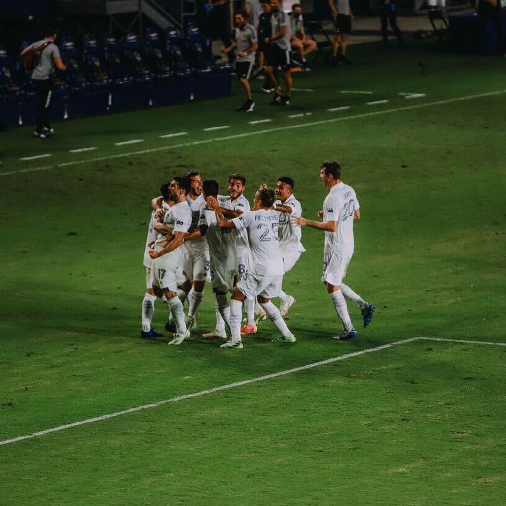 エミリアーノ・インスアさんのインスタグラム写真 - (エミリアーノ・インスアInstagram)「MatchDay ❗️❗️❗️ Let’s go @lagalaxy 💙🤍💛 #CaliforniaDerby」9月14日 4時06分 - emilianoinsua