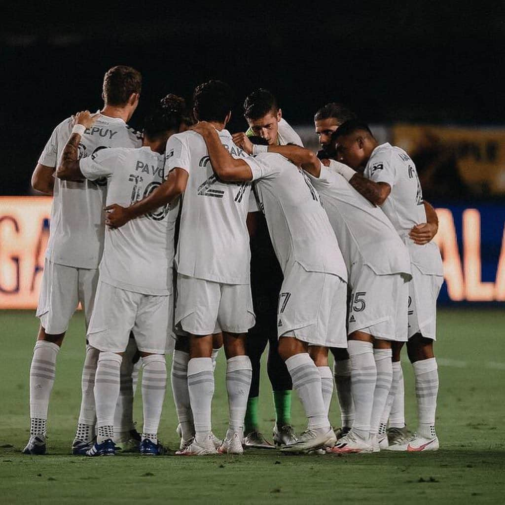 エミリアーノ・インスアさんのインスタグラム写真 - (エミリアーノ・インスアInstagram)「MatchDay ❗️❗️❗️ Let’s go @lagalaxy 💙🤍💛 #CaliforniaDerby」9月14日 4時06分 - emilianoinsua