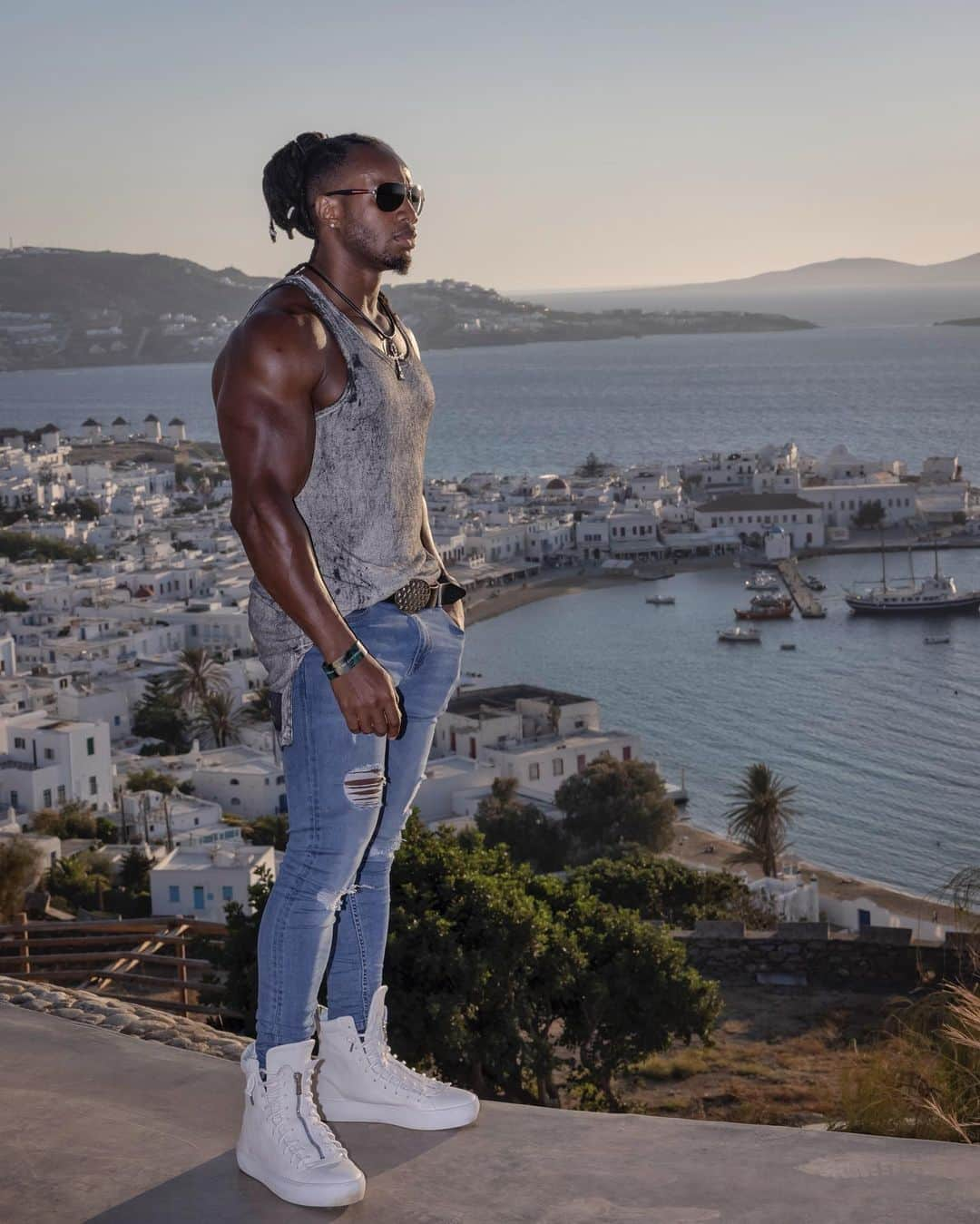 Ulissesworldさんのインスタグラム写真 - (UlissesworldInstagram)「Sunset in Mykonos 🇬🇷🌅❤️ Happy Sunday Everyone 💫 _ 👆LINK IN BIO👆for my Programs & Meal Plans (Female Also) IAMDEDICATED.ULISSESWORLD.COM  _ #ulissesworld #uapparelworld #tb」9月14日 4時09分 - ulissesworld