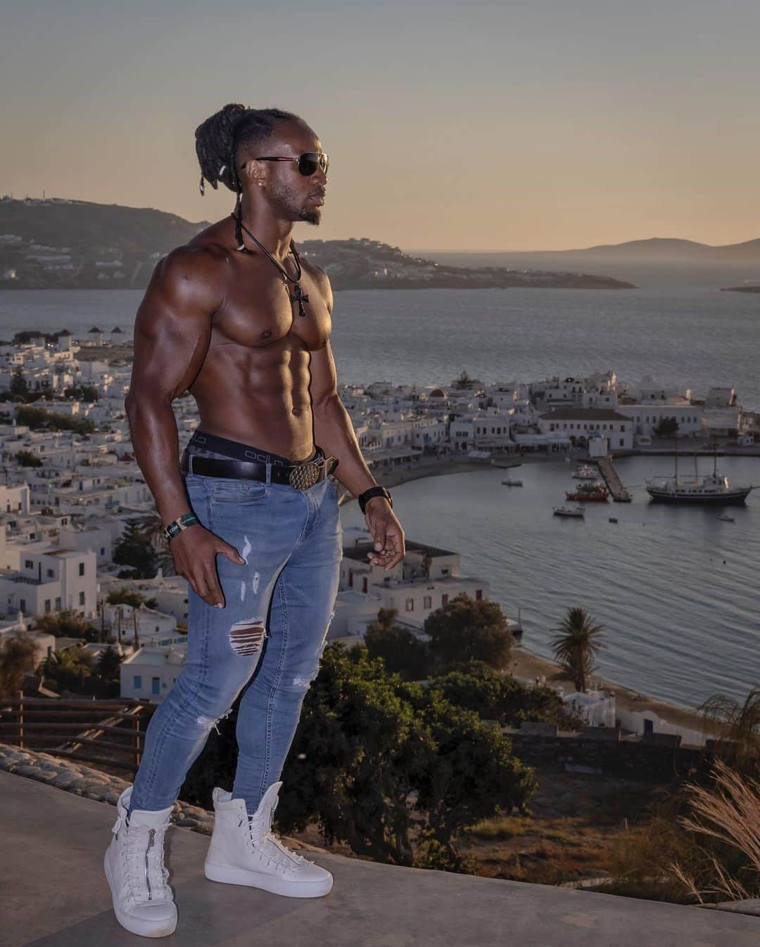 Ulissesworldさんのインスタグラム写真 - (UlissesworldInstagram)「Sunset in Mykonos 🇬🇷🌅❤️ Happy Sunday Everyone 💫 _ 👆LINK IN BIO👆for my Programs & Meal Plans (Female Also) IAMDEDICATED.ULISSESWORLD.COM  _ #ulissesworld #uapparelworld #tb」9月14日 4時09分 - ulissesworld