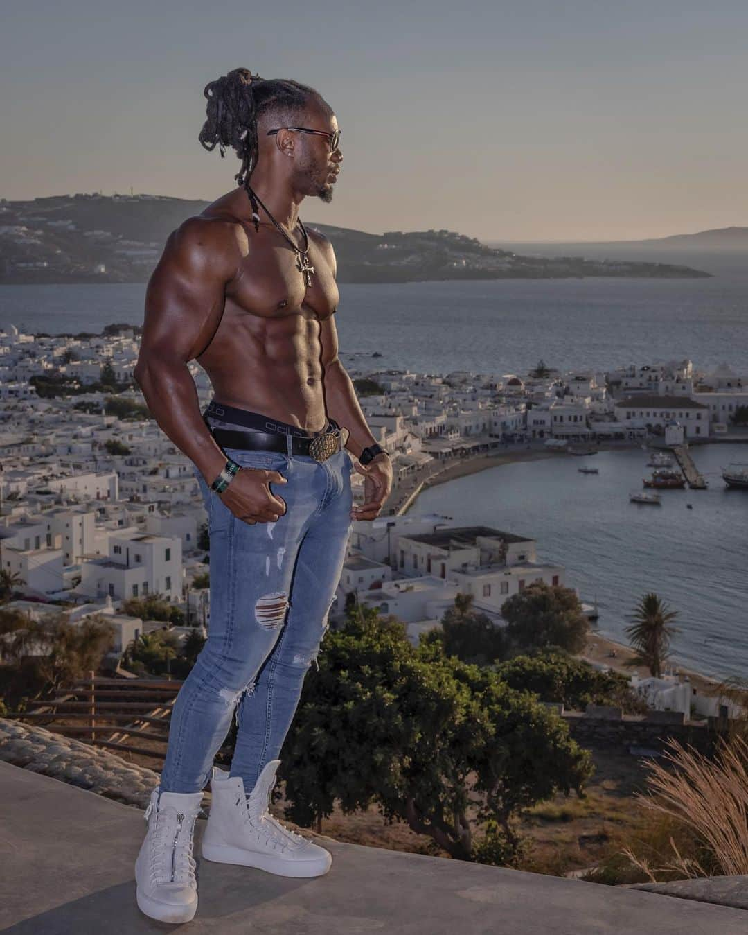 Ulissesworldさんのインスタグラム写真 - (UlissesworldInstagram)「Sunset in Mykonos 🇬🇷🌅❤️ Happy Sunday Everyone 💫 _ 👆LINK IN BIO👆for my Programs & Meal Plans (Female Also) IAMDEDICATED.ULISSESWORLD.COM  _ #ulissesworld #uapparelworld #tb」9月14日 4時09分 - ulissesworld