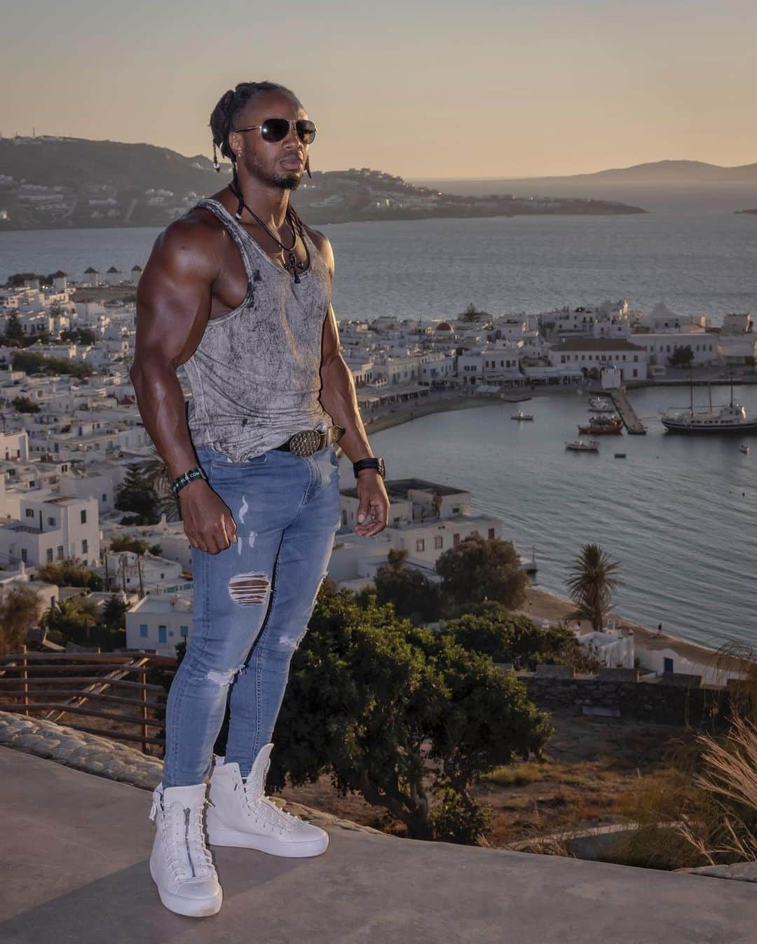 Ulissesworldさんのインスタグラム写真 - (UlissesworldInstagram)「Sunset in Mykonos 🇬🇷🌅❤️ Happy Sunday Everyone 💫 _ 👆LINK IN BIO👆for my Programs & Meal Plans (Female Also) IAMDEDICATED.ULISSESWORLD.COM  _ #ulissesworld #uapparelworld #tb」9月14日 4時09分 - ulissesworld