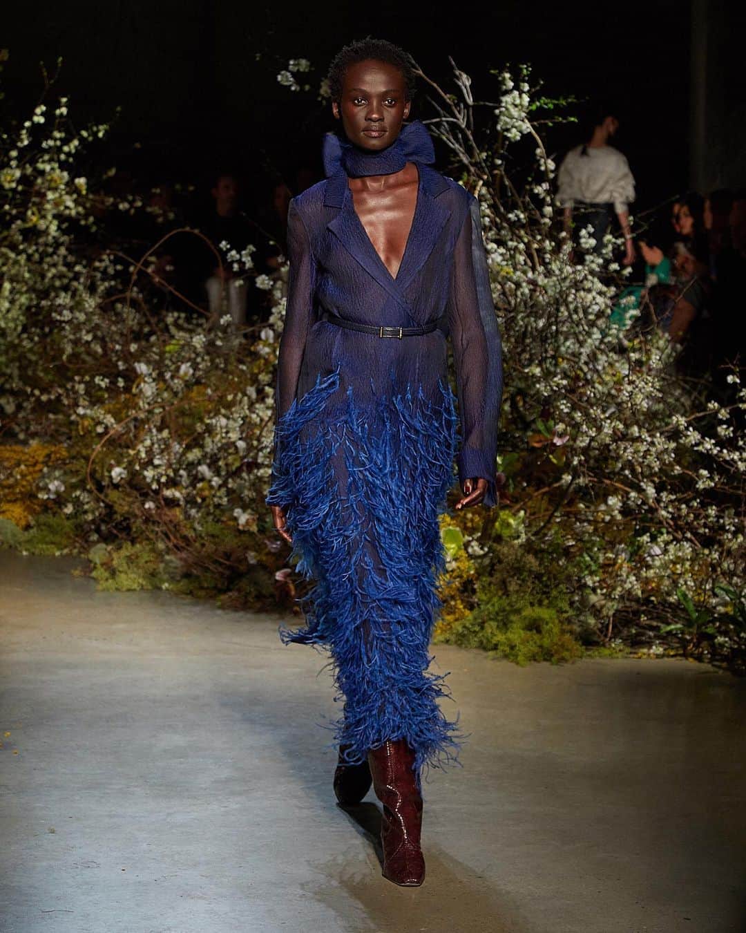 Fashion Weekのインスタグラム：「@jasonwu kicks off @NYFW: The Shows today with a runway you don't want to miss! Tap the link in bio or visit NYFW.com to stream LIVE at 5pm EST.⁠⠀ ⁠⠀ Shown, a look from last season's Jason Wu runway. Photo by @haozeng_com」
