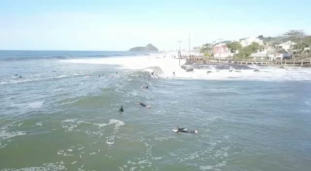 ミグエル・プッポのインスタグラム：「Me divertindo muito nesse inverno com a minha @medinasoftboards 🤪 Vai rolar uma bateria ein @gabrielmedina 😂 (🎥: @mg7photo )」
