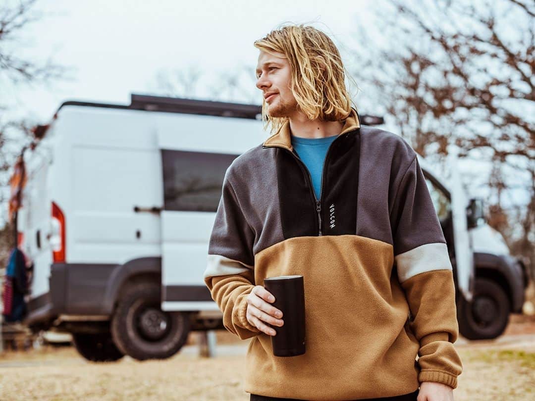 ボルコムのインスタグラム：「@alecmajerus in his 'Rekker' polo crew while on his cross-country journey in the @gnarv_! 🚐  Swipe up in the stories for more! 👉 vol.cm/hoodies 👈」