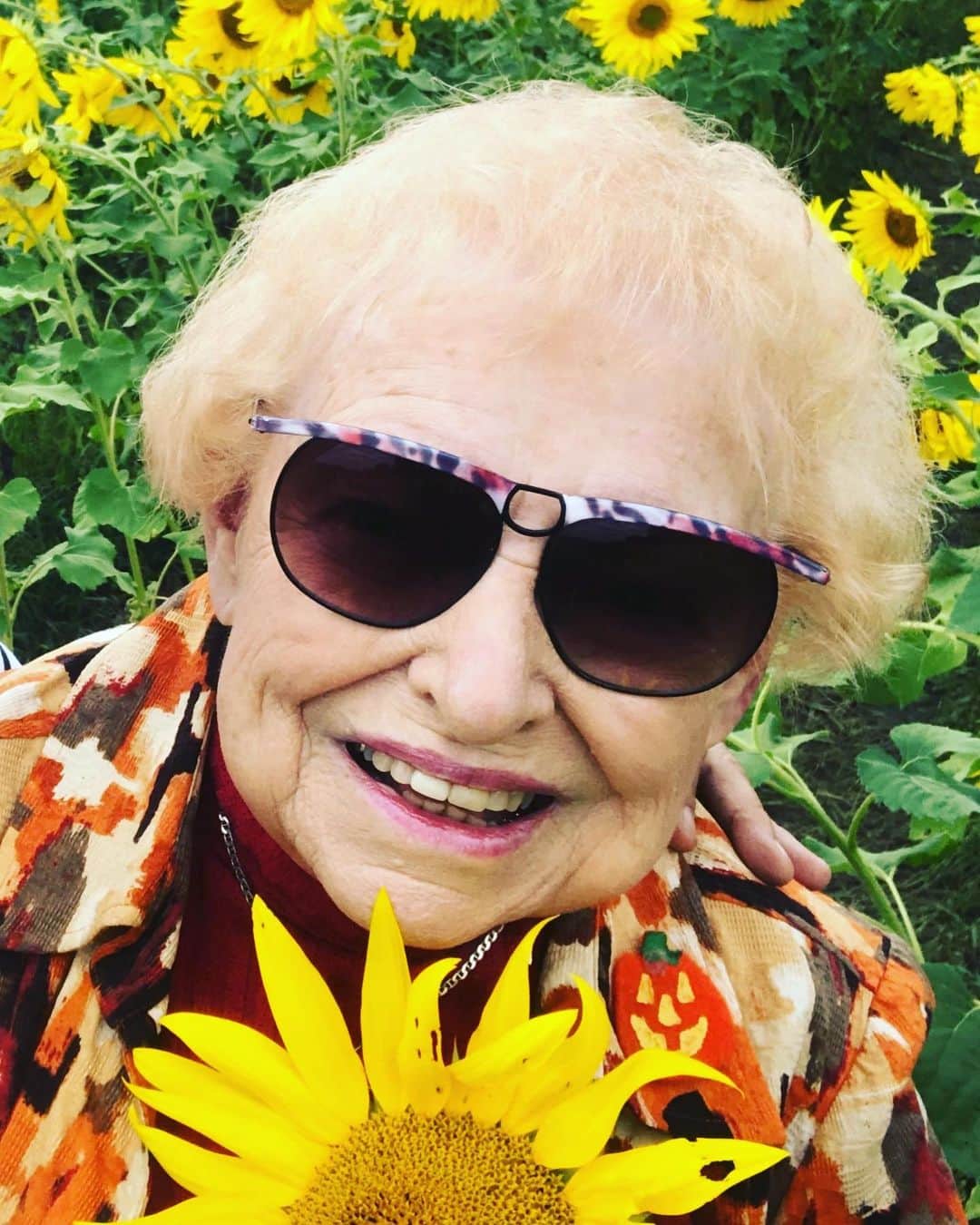 ジェーン・リンチさんのインスタグラム写真 - (ジェーン・リンチInstagram)「Upon a beautiful Sunday afternoon, Aunt Marge takes a moment with the sunflowers.」9月14日 4時39分 - janelynchofficial