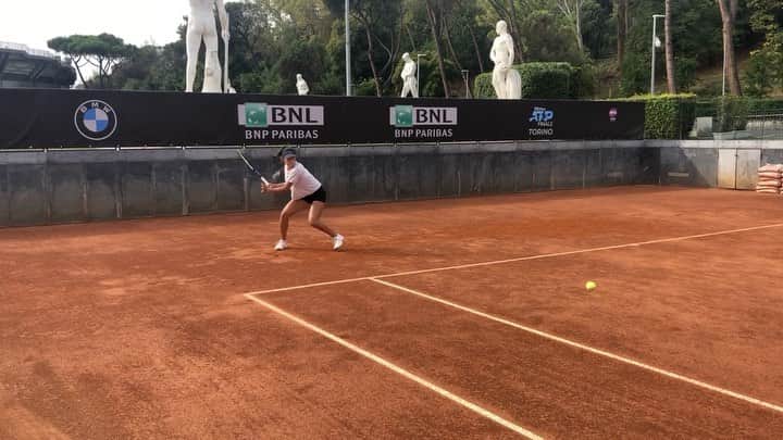 柴原瑛菜のインスタグラム：「🇮🇹Ciao, Roma😍👋 #clayseason • ✨One of my favorite things about my job is getting to travel around the world while doing what I love❤️ This is my first time in Italy (I’ve always wanted to come to Italy) and I am so happy to be here😍 Although we have to stay in our bubble, just driving to and from the site is enough for now, as I get to watch the beautiful buildings and get to experience a little bit of the culture and food throughout the event🤗 #grateful • • ✨やっとクレーシーズンになりました💪 🇮🇹初めてイタリアに来ました😍大好きなテニスが出来て世界でまだ知らない場所を観れることは、私の仕事の醍醐味の一つです❤️今年はバブルの中で外には出れないけど、今は会場とホテルの間の景色を見るだけでも十分です。会場でもイタリアの文化を習ったりイタリア料理も味わえるからとても楽しいです🤗 • • #athlete #sports #professional #tennis #player #enashibahara #motivation #inspiration #ellesse #ellessejapan #yonex #wta #2020 #rome  #柴原瑛菜 #選手 #プロ #テニス #スポーツ#クレーシーズン #エレッセ #ヨネックス #ローマ」