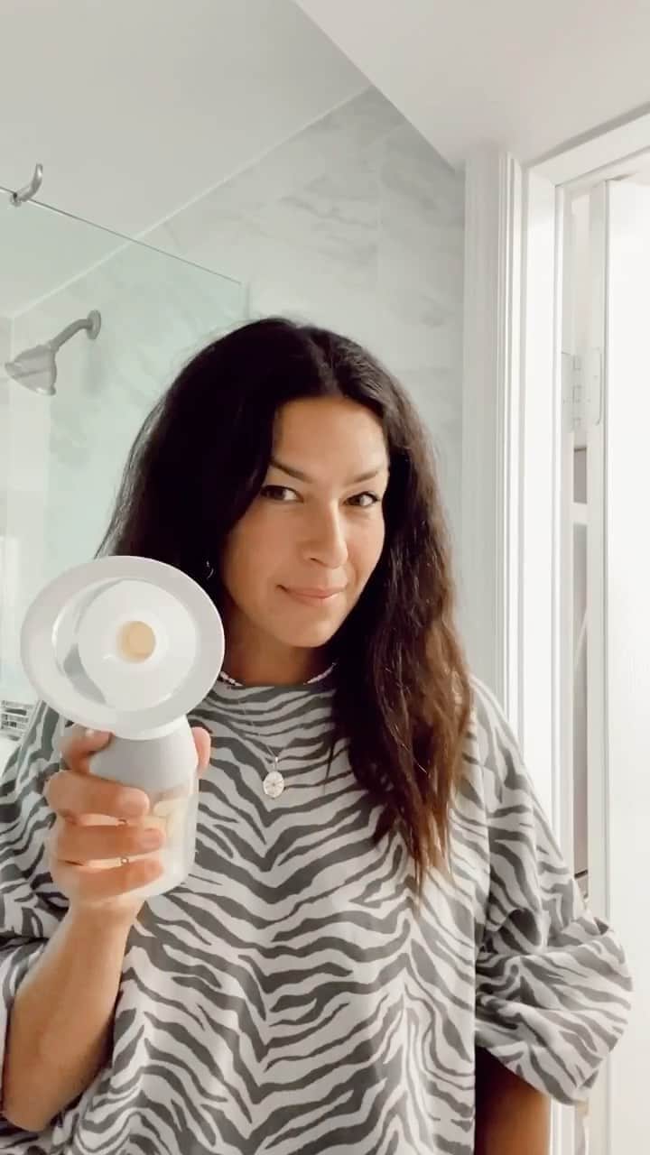 のインスタグラム：「If ya know me, ya know I have been pumping/feeding my babies for a long time! After I got my pump, I realized that we need a bag that’s BETTER - one that can take us from pumping to the office to a diaper bag or two the gym. So proud to announce this collab between me and @medela_us to make the mamas making food look and feel their best!」