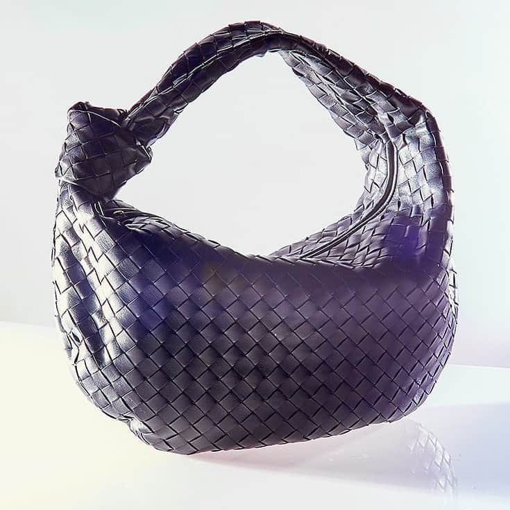 GILTのインスタグラム：「We’re not going to lie to you. This #BottegaVeneta sale is one of our best. Tap to shop the BV Jodie bag.」
