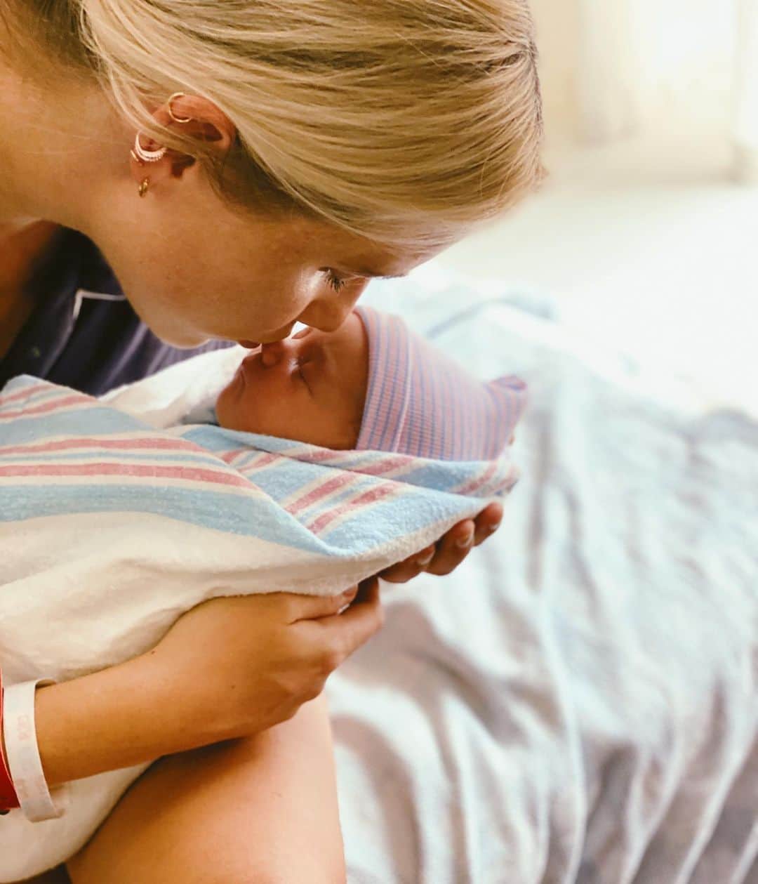 クレア・ホルトのインスタグラム：「She’s here. Our sweet girl, Elle. After 27.5 hours of labor, she flew into the world and expanded our hearts. We are so grateful for our healthy baby and cannot wait for her to meet her big brother.」