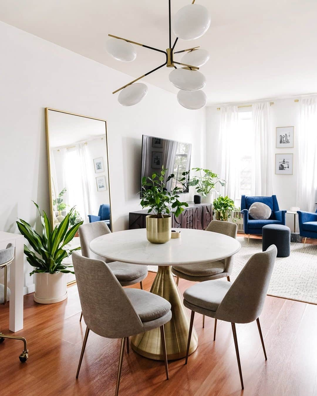 west elmさんのインスタグラム写真 - (west elmInstagram)「When @wilsantoas couldn’t decide on a dining room table, he took his question to Instagram, tagged @westelm, and got connected with a #DesignCrew expert from @westelmbroadway. Together, they put the finishing touches all over his modern & glam one-bedroom in the Bronx. Link in bio for the full tour! #WestElmDesignCrew」9月14日 5時00分 - westelm