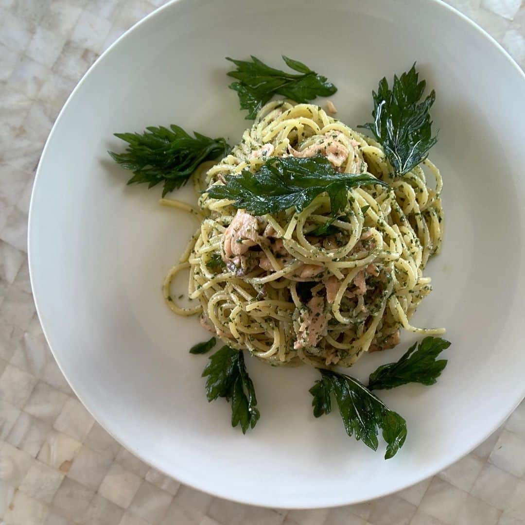ポジリポさんのインスタグラム写真 - (ポジリポInstagram)「〜Weekly  Pasta〜  【フーチバージェノベーゼ スパゲッティ】  今週は県産フーチバー（よもぎ）をたっぷり使ったパスタです。 沖縄県のよもぎはニシヨモギという種類で内地のよもぎに比べ苦味が柔らかく風味豊かな品種になっています。 沖縄県で愛されるフーチバーは栄養成分も豊富で美肌効果、デトックス、クロロフィル、食物繊維、カルシウム、鉄分その他諸々…万能生薬と言われているそうです。  県産フーチバー（よもぎ）、くるみ、アンチョビなどをミキサーにかけてジェノベーゼソースにしました。 サーモンと一緒にソースと絡め、仕上げにフーチバーのフリカッセを散らしてお出しします。 是非お試し下さい‼︎ ・ ・ ・ ※Weekly Pastaはランチタイム（11：30〜15：00）のメニューにてお召し上がりいただけます #地域共通クーポン沖縄」9月14日 5時05分 - posillipo_okinawa