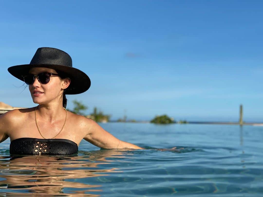 ルーシー・ヘイルのインスタグラム：「happier in the water」