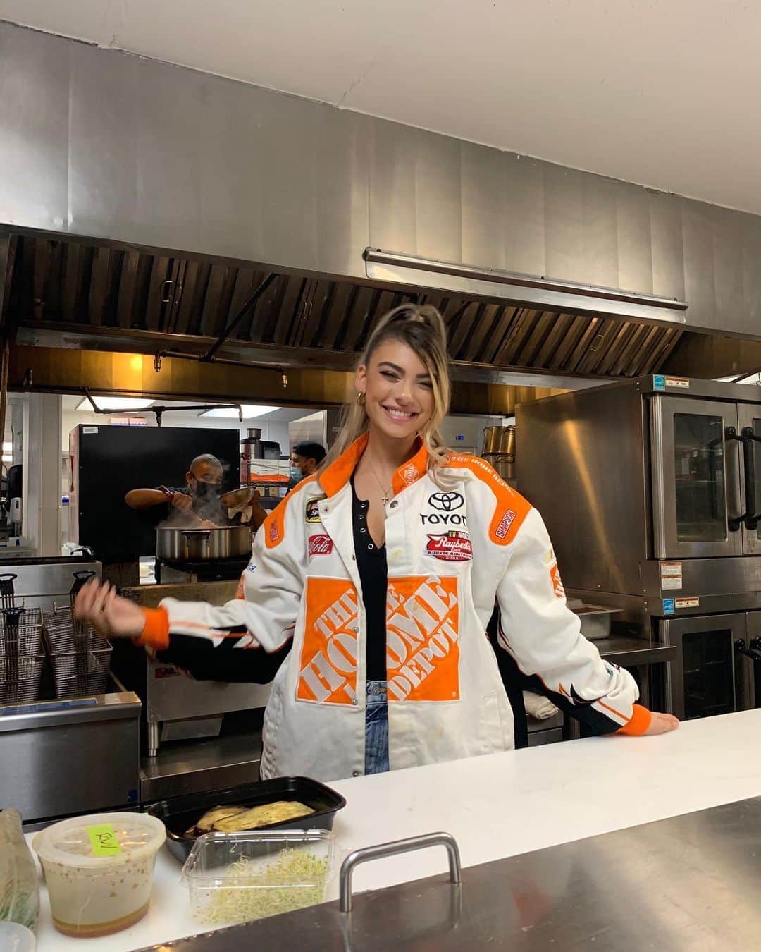 ケルシーのインスタグラム：「cooking somethin up 👀 @fatherfoods」
