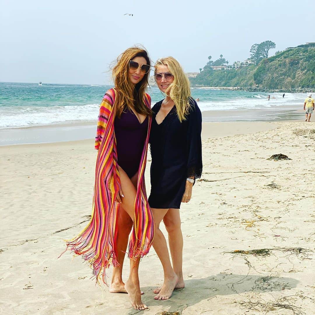 ヘザー・マクドナルドのインスタグラム：「Swipe right for more #ramonasinger type poses! @goldstein.shannon with my sis @monarchbresort」