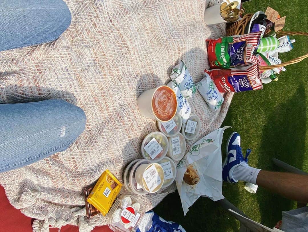ハイレイ・ロード・ボールドウィンさんのインスタグラム写真 - (ハイレイ・ロード・ボールドウィンInstagram)「picnic lady」9月14日 5時23分 - haileybieber