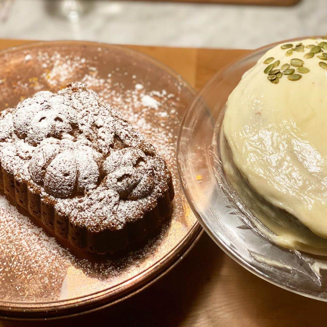 アリ・ラーターのインスタグラム：「Classic brown butter pumpkin bread or grain free sugar free pumpkin cake with maple frosting? Anybody else getting into fall flavors?」