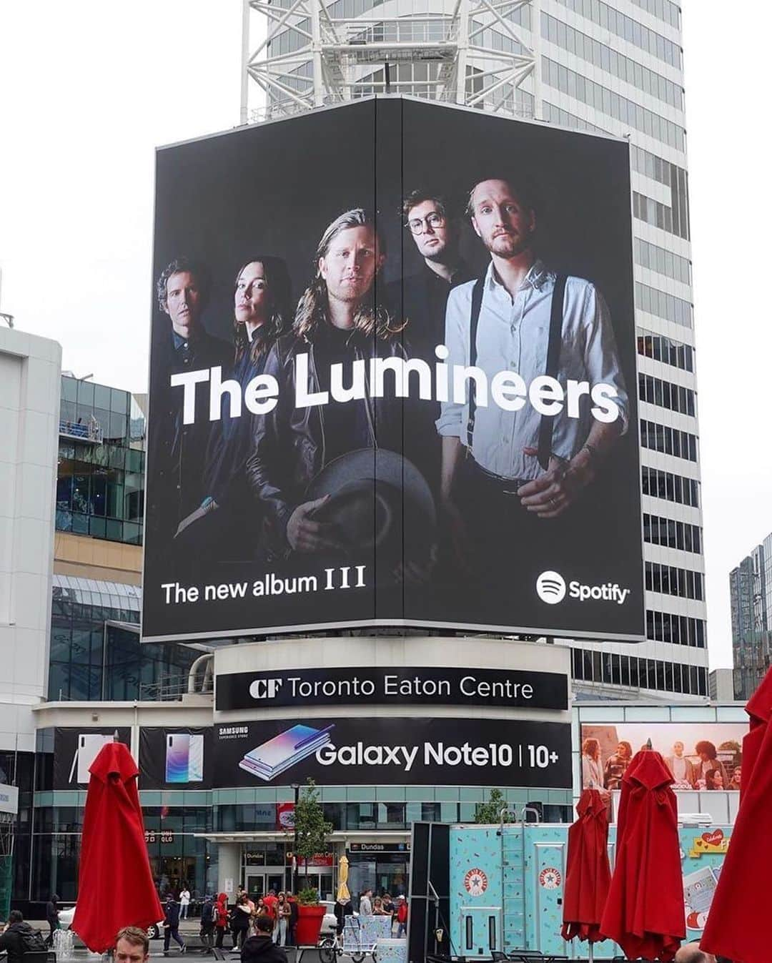 The Lumineersさんのインスタグラム写真 - (The LumineersInstagram)「This was in some strange way the easiest album to write and also the most difficult... the music seemed to flow like a well-spring. But it was only after recording the album that a bigger story emerged like a photo developing in the ether of a darkroom. We are so proud of this album and grateful to have it out in the world.」9月14日 5時34分 - thelumineers