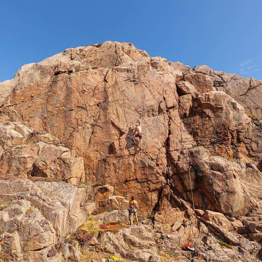 マチルダ・セーデルルンドさんのインスタグラム写真 - (マチルダ・セーデルルンドInstagram)「Super excited to announce the second edition of Bohus Climbing Trip ⭐️  Efter en superhärlig och lyckad helg i augusti är jag och @torjo glada att meddela att andra upplagan av #BohusClimbingTrip kommer att äga rum 3-6 juni 2021.  ▫️Personlig coachning anpassad utefter dina mål och förutsättningar ▫️Klättring på Bohusläns fantastiska granit ▫️Boende och mat på @villabro.se ▫️Otroliga foton av @torjo   All info finns på www.bohusclimbingtrip.se」9月14日 5時26分 - matilda_soderlund