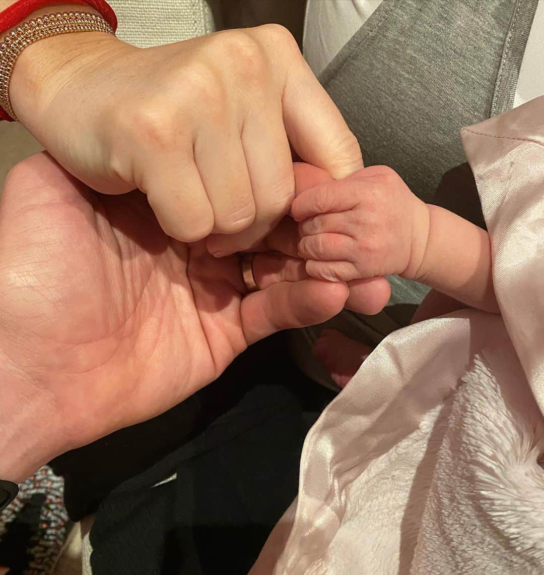 パウ・ガソルのインスタグラム：「Nuestra pequeña ya está con nosotros! Todo ha ido muy bien y no podemos estar más felices!! Elisabet Gianna Gasol 😍, un nombre con mucho significado para nuestra preciosa hija!! ❤️👨‍👩‍👧 #Padredeniña   Our little one has finally arrived!! The delivery went really well and we couldn’t be happier!! Elisabet Gianna Gasol 😍, a very meaningful name for our super beautiful daughter!! ❤️👨‍👩‍👧 #girldad」