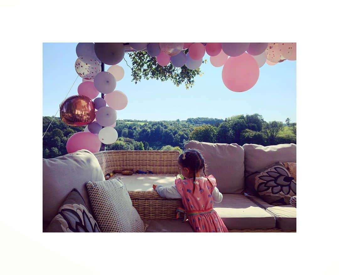 のインスタグラム：「Early birthday celebrations for my precious girl 💖 What a beautiful day, surrounded by so much love, sunshine and happiness 🙏🏼  . . . . #daughter #birthday #mygirl #firstborn #blessed #friends #happiness #love #family #virgo #sunshine #grateful」