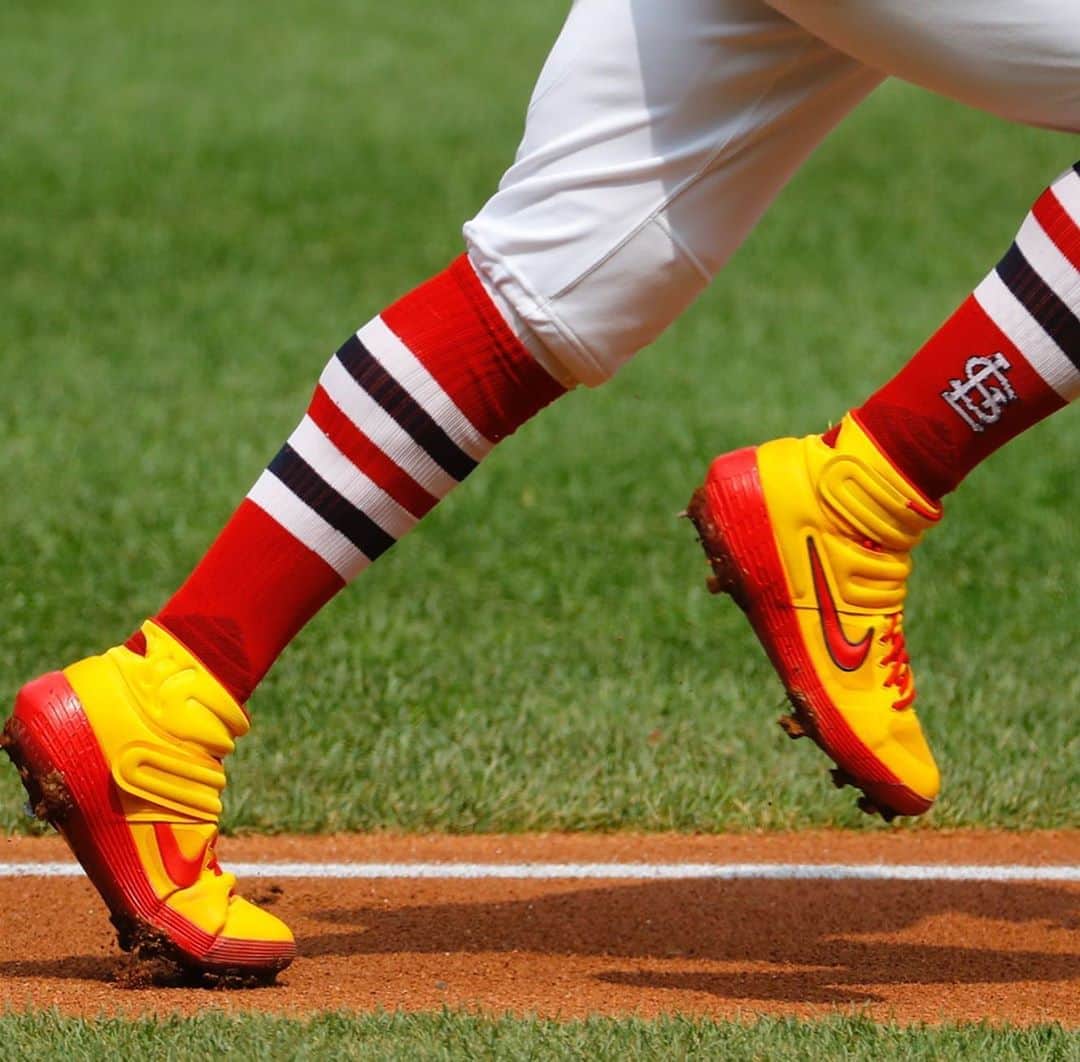 セントルイス・カージナルスさんのインスタグラム写真 - (セントルイス・カージナルスInstagram)「Gold shoes to match the Gold Glove!」9月14日 5時31分 - cardinals