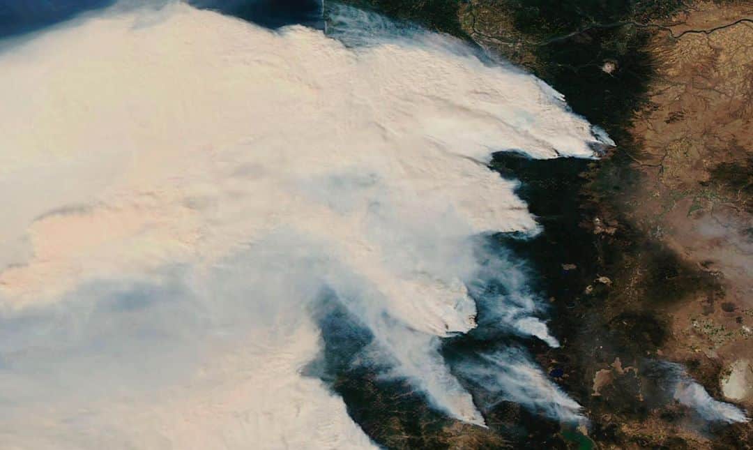 NBC Newsさんのインスタグラム写真 - (NBC NewsInstagram)「A satellite image captured on Sunday shows the huge number of wildfires that have broken out in Oregon.  Wildfires in California, Oregon and Washington have created hazardous air conditions throughout the Western United States as smoke from the devastating blazes stretches for thousands of miles. Tap the link in our bio to read more.  📷 NASA via @afpphoto」9月14日 5時36分 - nbcnews