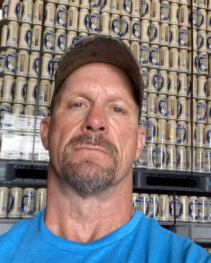ストーン・コールド・スティーブ・オースチンのインスタグラム：「🔊⬆️   Swig of Beer!! Cheers!!! Broken Skull IPA @esbcbrews   Best IPA in America  #brokenskullipa  #esbcbrews #craftbeer #beer」