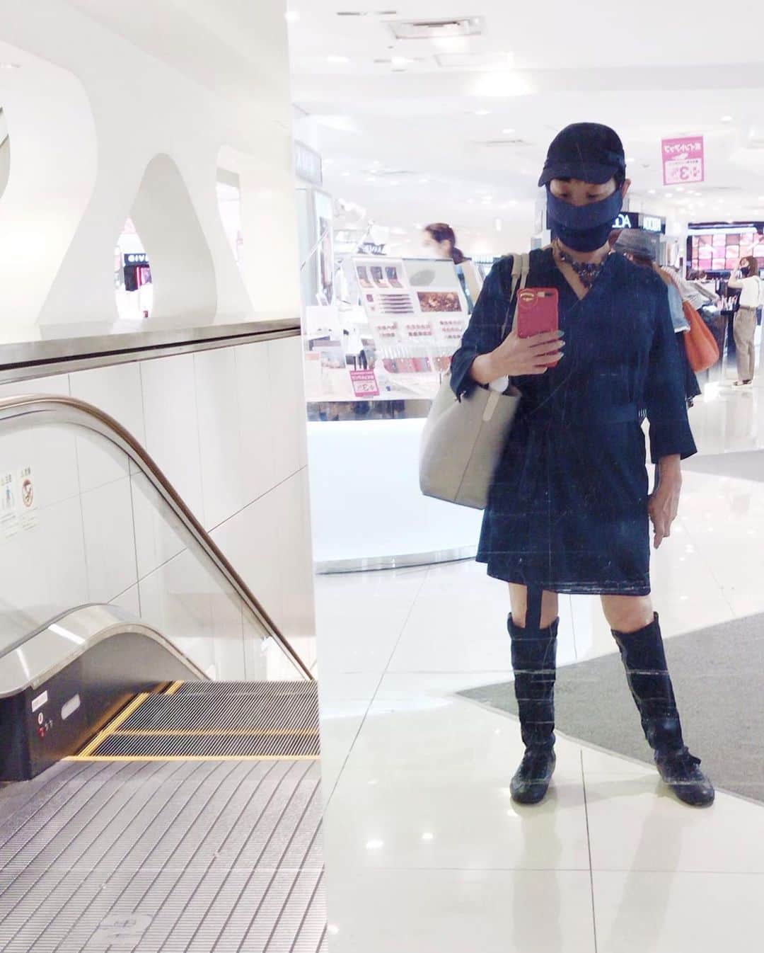 小川知子さんのインスタグラム写真 - (小川知子Instagram)「#秋ですねー #お気に入りブーツ #新宿西口辺り #菅新総理誕生 #小川知子  過ごしやすい気候になりましたねー。  街を歩く人もまちまちの服装で体温調整が難しい時期。  三宅ISSEIさんのお気に入りのサマーブーツが出番です。  こういうの中々ないので、大事にしています。  菅新総理誕生。  ご本人もまさかの総理職なのでは。  令和おじさん頑張って下さい。」9月14日 16時41分 - tomoko_ogawa_