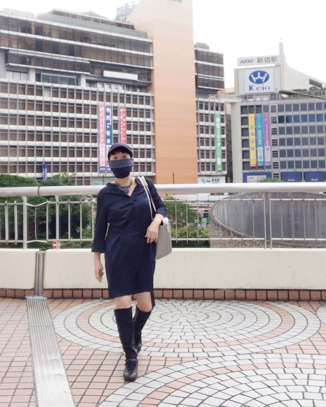 小川知子さんのインスタグラム写真 - (小川知子Instagram)「#秋ですねー #お気に入りブーツ #新宿西口辺り #菅新総理誕生 #小川知子  過ごしやすい気候になりましたねー。  街を歩く人もまちまちの服装で体温調整が難しい時期。  三宅ISSEIさんのお気に入りのサマーブーツが出番です。  こういうの中々ないので、大事にしています。  菅新総理誕生。  ご本人もまさかの総理職なのでは。  令和おじさん頑張って下さい。」9月14日 16時41分 - tomoko_ogawa_