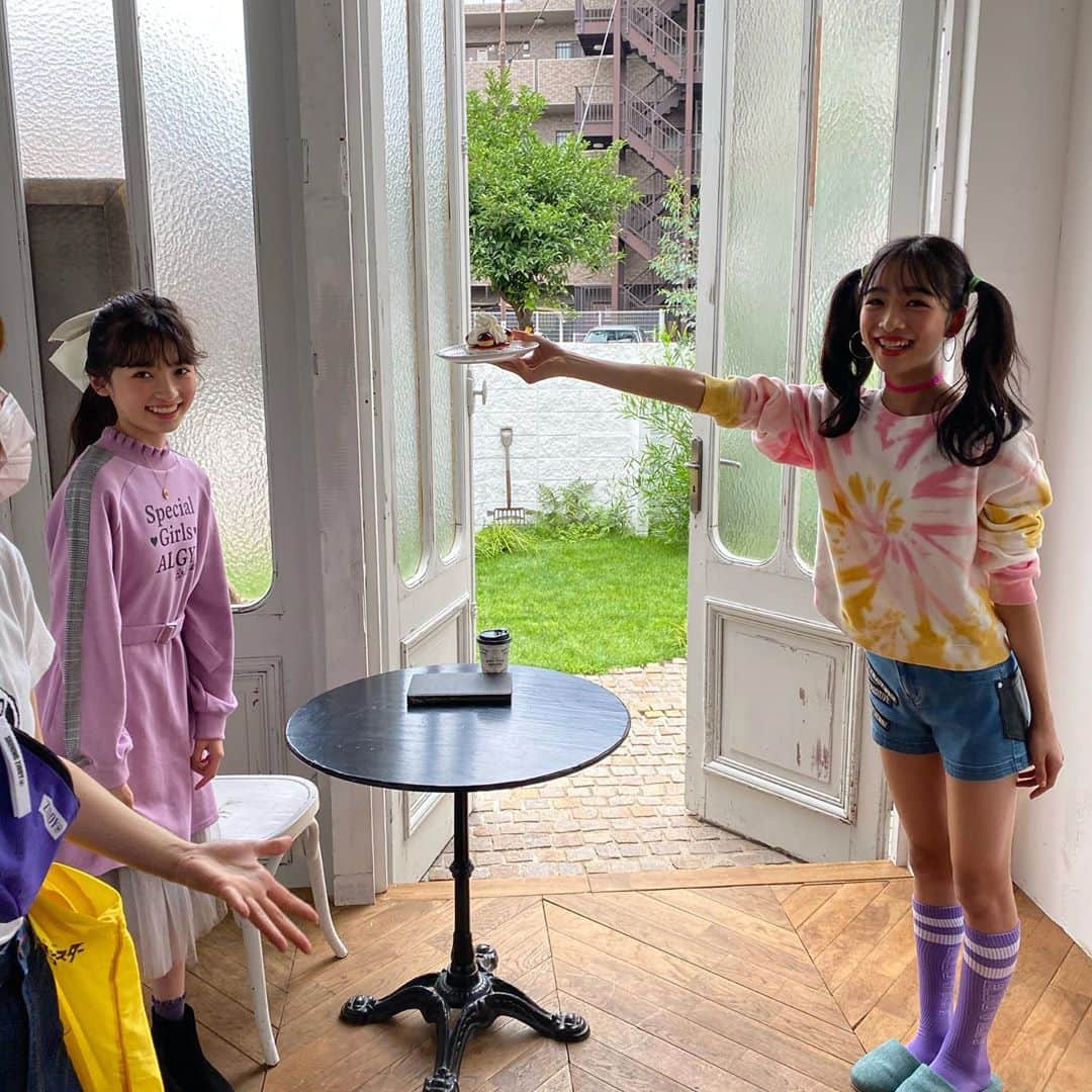 ニコ☆プチのインスタグラム：「﻿ ぶどうのタルトより愛らしい〜アリスにケーキを差し出していたのは...🍇﻿ ﻿ ﻿ アヤカでした✨﻿ ﻿ ﻿ ﻿ #ニコプチ ﻿ #桧山ありす﻿ #中山あやか」